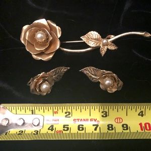 VINTAGE GOLD FLOWER AND PEARL BROOCH & EARRINGS